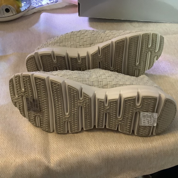 Skechers Stretch Brand - Weave memory foam, size 7.5 wide. - Picture 4 of 5